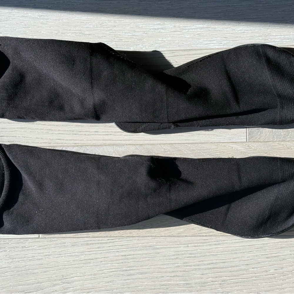 Yeezy Pods - Picture 3 of 11